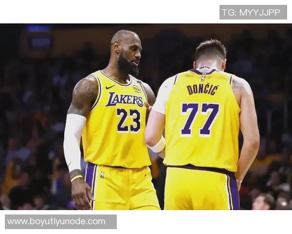 詹姆斯本赛季首次与湖人全队合练期待新队友默契提升